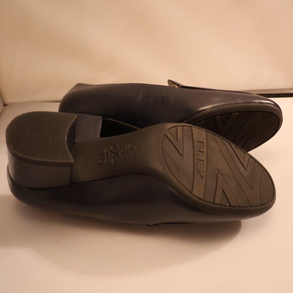 Life Stride Navy Heeled Loafer – 6 Medium – NWOT - Picture 5 of 5